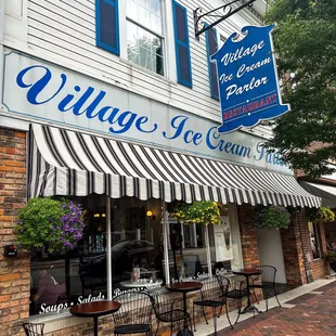 the outside of the restaurant