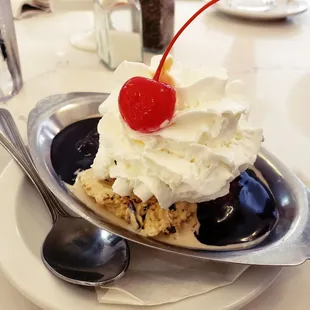 Single scoop hot fudge sundae