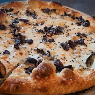 PIZZA WITH MUSHROOMS