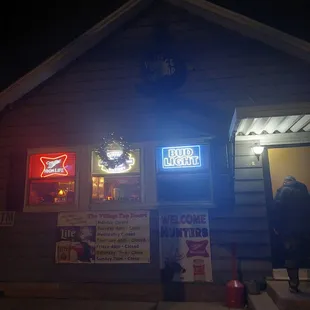 the front of the restaurant at night