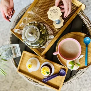 Peach tea with beautiful tea pot and the presentation is exceptional
