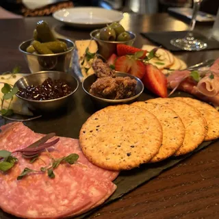 MEAT AND CHEESE PLATTER