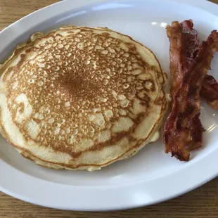 The most beautiful pancake and crispy bacon.
