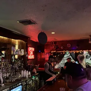 The bar got increasingly lively and crowded as the time for our vampire ghost walking tour approached