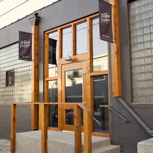 Front entrance to The Vow Exchange located on the east alley at 1701 McGee Street.