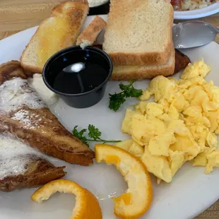 a plate of breakfast food