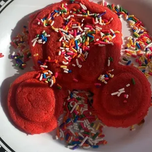 Desayuno para niños muy rico y delicioso con la figura de mickey&apos;s waffle