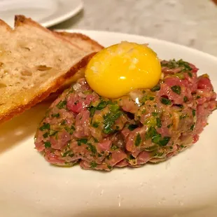 Steak tartare (egg yolk, crostini)