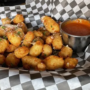 Cheese Curds, good but marinara sauce was cold...