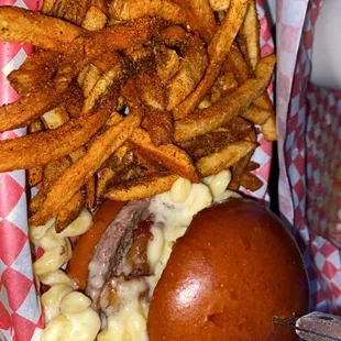 Bacon Mac burger &amp; Cajun fries