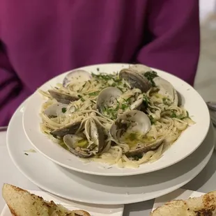 Linguini with clams