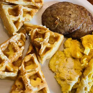 a plate of breakfast foods
