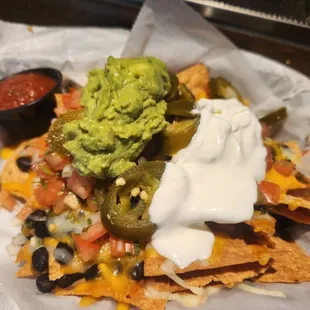Nachos with assorted toppings