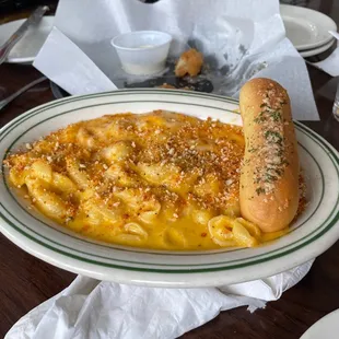 a plate of macaroni and cheese