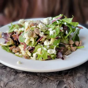Mixed greens salad with pistachios and goat cheese