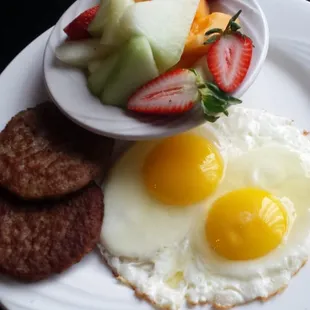 a plate of breakfast foods