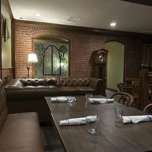 This decor is outstanding. It reminds me of a Cheers episode.