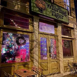 the outside of a restaurant