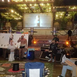 Center "courtyard" (my term), from gazeebo-suites.