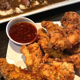 a plate of fried chicken and green beans