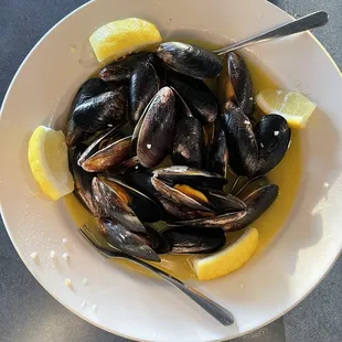 Steamed Mussels in Garlic &amp; Butter