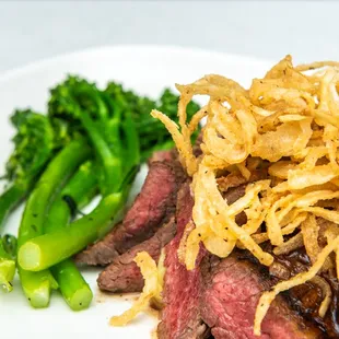 steak with onion rings and broccoli