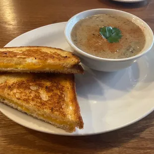 Grilled chz and Italian &quot;sausage&quot; soup.