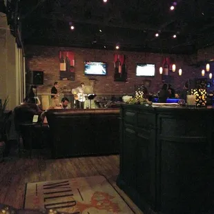 Comfortable lounge, live music