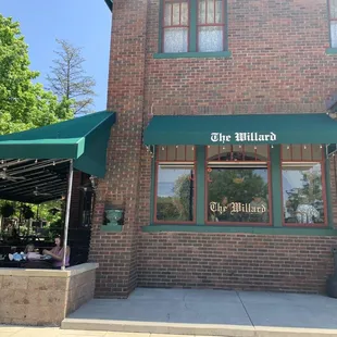 the outside of a restaurant