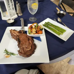 Prime rib, vegetable medley and asparagus!
