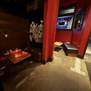 One corner, full when we came in, empty when we left (-10pm)