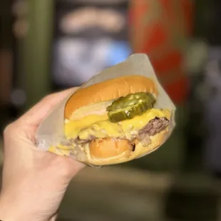 Cheeseburger: very average