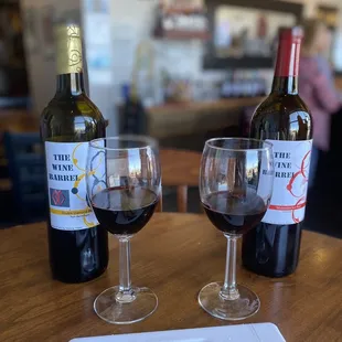 two glasses of wine and crackers