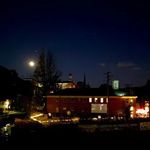 Full moon &amp; Jupiter over outdoor movie night -- 10.08.22