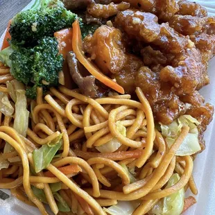 You can't tell from this photo, but the NEW containers are VERY SHALLOW and don't hold as much food as before.  Plus a $4 price increase!