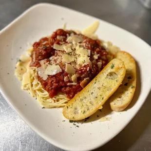 a plate of spaghetti and bread