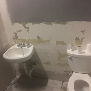 Women&apos;s restroom GROSS