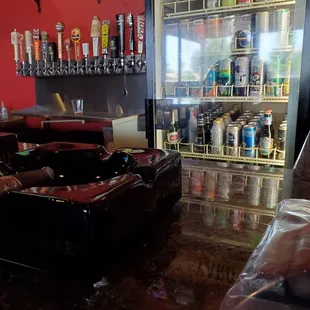 Taps from bar.. about 7 TV with sports.