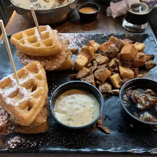 CHICKEN &apos;N&apos; WAFFLES SLIDERS