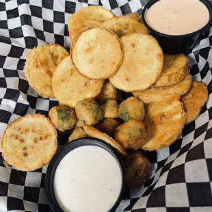 A seasonal special of fresh squash and okra. The spicy sauce paired well with this tasty appetizer.