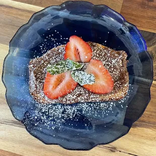 Pound Cake with Nutella and strawberries