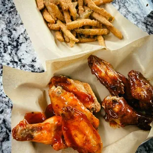 chicken wings and fried chicken, fried chicken wings, fried chicken, chicken, bbq wings, poultry, chicken wings, food, bbq chicken