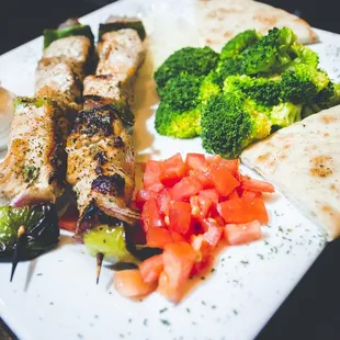 Pork Souvlaki Platter with broccoli