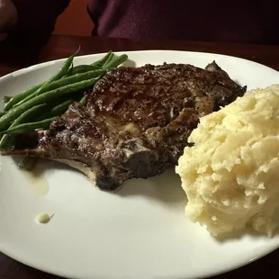 Steak, haricot verts, horseradish mashed potatoes