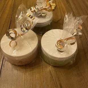 Foaming sugar scrubs