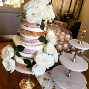 2-Tiered Wedding Cake with Cupcakes