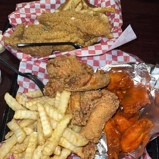 food, chicken wings and fried chicken