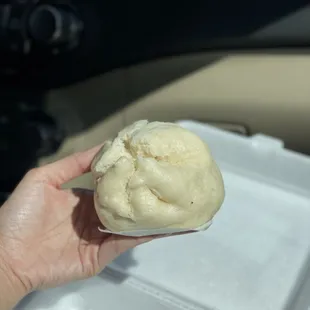 ig: @whatsviveating  |  bánh bao hấp trứng gà (steamed bun w egg)