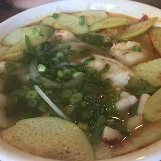 22. Phở Đồ Biển Chua Cay (Tôm, Cá, Mực, Và Rau, Bạc Hà)