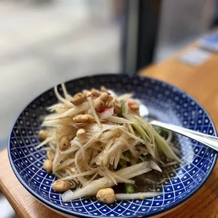 Papaya salad (@dumplingadventuress)